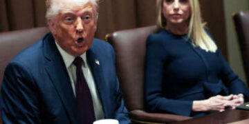 El presidente Donald Trump, unido por la Fiscal General, Pam Bondi, entrega comentarios durante una reunión del gabinete en la Casa Blanca el 24 de marzo de 2025 en Washington, DC