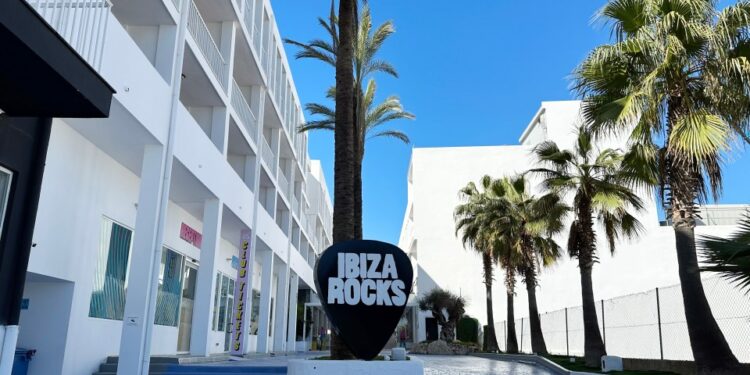 Entrada del hotel Ibiza Rocks.