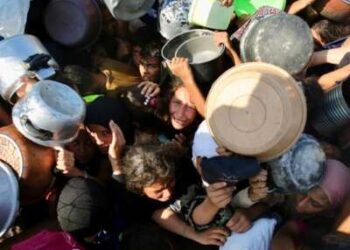 Los niños palestinos empujan por recibir una comida en una cocina de caridad en el área de Mawasi de Khan Yunis en la Franja del Sur de Gaza el 22 de julio de 2025. El jefe del hospital más grande de Gaza dijo que 21 niños han muerto debido a la desnutrición y el hambre en el territorio palestino en los últimos tres días, una agresión de devasta por israeli.