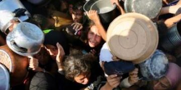 Los niños palestinos empujan por recibir una comida en una cocina de caridad en el área de Mawasi de Khan Yunis en la Franja del Sur de Gaza el 22 de julio de 2025. El jefe del hospital más grande de Gaza dijo que 21 niños han muerto debido a la desnutrición y el hambre en el territorio palestino en los últimos tres días, una agresión de devasta por israeli.