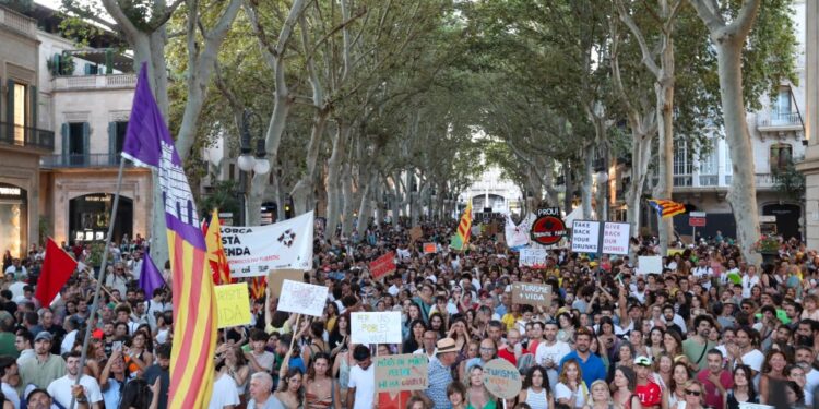 Gran demostración antiturismo en Palma de Mallorca.