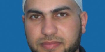 Tiro en la cabeza de un hombre con un kufi.