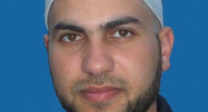 Tiro en la cabeza de un hombre con un kufi.