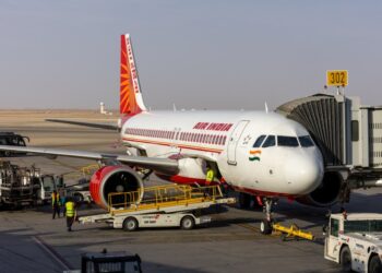 Air India Airbus A320neo en una puerta del aeropuerto.