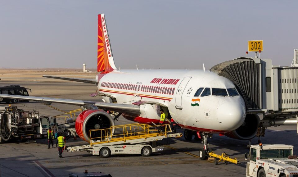 Air India Airbus A320neo en una puerta del aeropuerto.