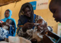 Rahma Kaki Jubarra y sus hijos, que están desnutridos a nivel de emergencia, Farah, 9 meses y Jabr, de tres años y medio, reciben ayuda en el Centro de alimentación de Almanar en Mayo Mandala en las afueras de Omdurman, Sudán, el 25 de mayo de 2025.