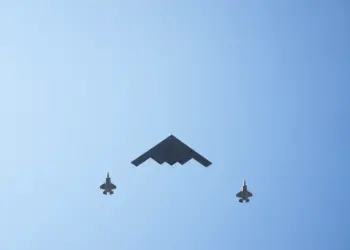 B-2 Spirit Bombers paso fuera de la Casa Blanca como el presidente de los Estados Unidos, Donald Trump, representa el himno nacional durante un picnic familiar militar del Día de la Independencia en el césped sur de la Casa Blanca en Washington el 4 de julio de 2025. (Eric Lee/Getty Images)