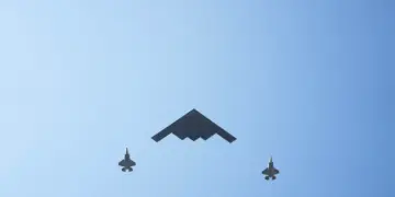 B-2 Spirit Bombers paso fuera de la Casa Blanca como el presidente de los Estados Unidos, Donald Trump, representa el himno nacional durante un picnic familiar militar del Día de la Independencia en el césped sur de la Casa Blanca en Washington el 4 de julio de 2025. (Eric Lee/Getty Images)