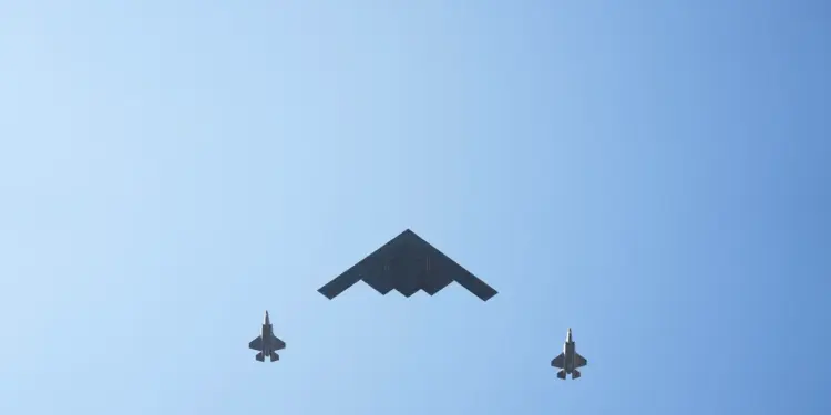 B-2 Spirit Bombers paso fuera de la Casa Blanca como el presidente de los Estados Unidos, Donald Trump, representa el himno nacional durante un picnic familiar militar del Día de la Independencia en el césped sur de la Casa Blanca en Washington el 4 de julio de 2025. (Eric Lee/Getty Images)