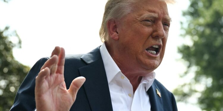 El presidente Trump habló con la prensa.