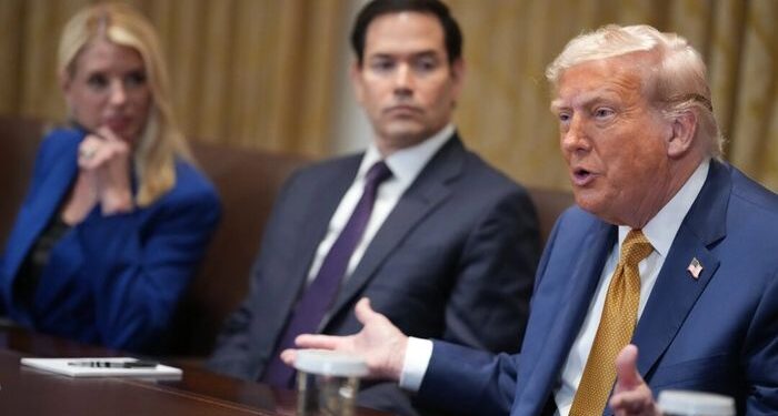 Trump defiende a Bondi, insta a los seguidores a pasar de los archivos de Epstein