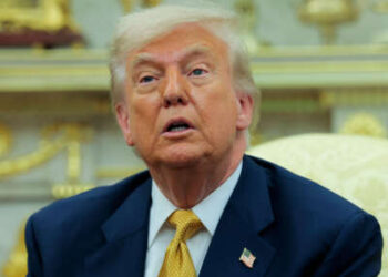 El presidente Donald Trump habla con los periodistas durante una reunión con el príncipe heredero de Bahrein Salman bin Hamad Al Khalifa en la Oficina Oval de la Casa Blanca el 16 de julio de 2025, en Washington, DC