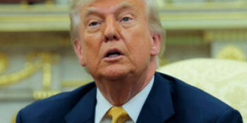 El presidente Donald Trump habla con los periodistas durante una reunión con el príncipe heredero de Bahrein Salman bin Hamad Al Khalifa en la Oficina Oval de la Casa Blanca el 16 de julio de 2025, en Washington, DC