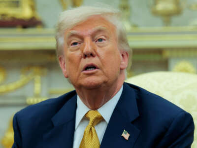 El presidente Donald Trump habla con los periodistas durante una reunión con el príncipe heredero de Bahrein Salman bin Hamad Al Khalifa en la Oficina Oval de la Casa Blanca el 16 de julio de 2025, en Washington, DC