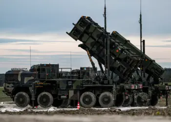 Los módulos de Patriot Launchers montados en M983 Hemtt, parte del sistema de misiles Patriot a aire MIM-104 de EE. UU. Se muestran en Zamosc, Polonia, el 18 de febrero de 2023. (Omar Marques/Getty Images)