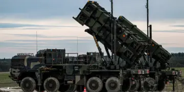 Los módulos de Patriot Launchers montados en M983 Hemtt, parte del sistema de misiles Patriot a aire MIM-104 de EE. UU. Se muestran en Zamosc, Polonia, el 18 de febrero de 2023. (Omar Marques/Getty Images)