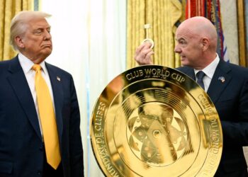 El presidente de la FIFA, Gianni Infantino (R), presenta al presidente Donald Trump (L) una clave para desbloquear el nuevo trofeo de la Copa Mundial de Clubes de la FIFA en la Oficina Oval de la Casa Blanca en Washington el 7 de marzo de 2025. (AP) (AP)