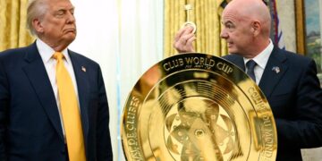 El presidente de la FIFA, Gianni Infantino (R), presenta al presidente Donald Trump (L) una clave para desbloquear el nuevo trofeo de la Copa Mundial de Clubes de la FIFA en la Oficina Oval de la Casa Blanca en Washington el 7 de marzo de 2025. (AP) (AP)
