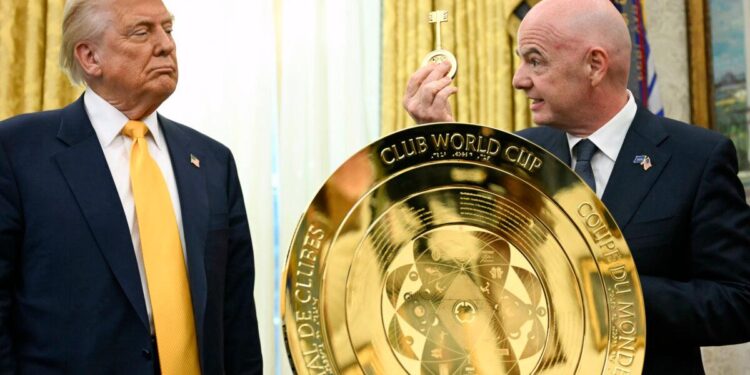 El presidente de la FIFA, Gianni Infantino (R), presenta al presidente Donald Trump (L) una clave para desbloquear el nuevo trofeo de la Copa Mundial de Clubes de la FIFA en la Oficina Oval de la Casa Blanca en Washington el 7 de marzo de 2025. (AP) (AP)