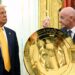 El presidente de la FIFA, Gianni Infantino (R), presenta al presidente Donald Trump (L) una clave para desbloquear el nuevo trofeo de la Copa Mundial de Clubes de la FIFA en la Oficina Oval de la Casa Blanca en Washington el 7 de marzo de 2025. (AP) (AP)