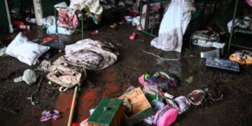 Una vista dentro de una cabaña en Camp Mystic, donde al menos 20 niñas desaparecieron después de las inundaciones repentinas en Hunt, Texas, el 5 de julio de 2025.