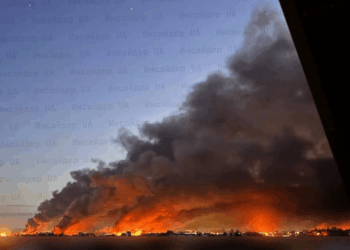 Gran fuego ardiendo por la noche.
