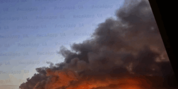 Gran fuego ardiendo por la noche.