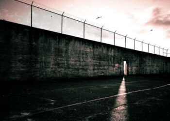 Patio de la prisión con puerta abierta