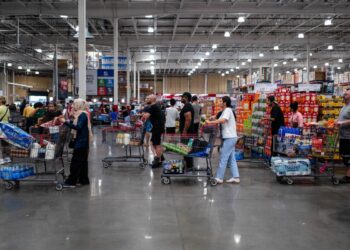 People Shop en una tienda en Elkridge, Maryland, el 11 de julio de 2025. (Madalina Kilroy/The Epoch Times)