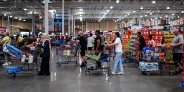 People Shop en una tienda en Elkridge, Maryland, el 11 de julio de 2025. (Madalina Kilroy/The Epoch Times)
