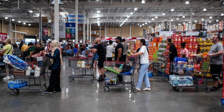 People Shop en una tienda en Elkridge, Maryland, el 11 de julio de 2025. (Madalina Kilroy/The Epoch Times)