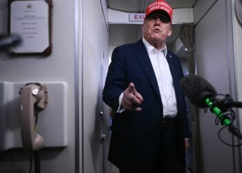 Donald Trump hablando con los periodistas a bordo de Air Force One.