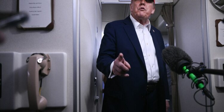 Donald Trump hablando con los periodistas a bordo de Air Force One.