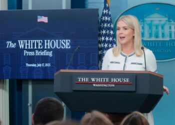 Trump se somete a un examen médico después de hincharse en las piernas