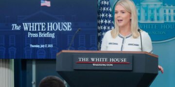 Trump se somete a un examen médico después de hincharse en las piernas