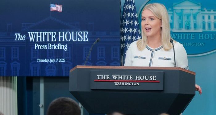 Trump se somete a un examen médico después de hincharse en las piernas