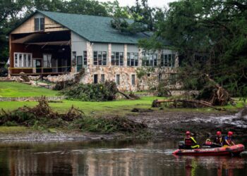 Equipos de búsqueda Búsqueda de víctimas de inundaciones cerca de Camp Mystic, después de las inundaciones mortales en el condado de Kerr, Texas, el 7 de julio de 2025. (Sergio Flores/Reuters)