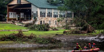 Equipos de búsqueda Búsqueda de víctimas de inundaciones cerca de Camp Mystic, después de las inundaciones mortales en el condado de Kerr, Texas, el 7 de julio de 2025. (Sergio Flores/Reuters)