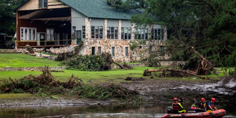Equipos de búsqueda Búsqueda de víctimas de inundaciones cerca de Camp Mystic, después de las inundaciones mortales en el condado de Kerr, Texas, el 7 de julio de 2025. (Sergio Flores/Reuters)