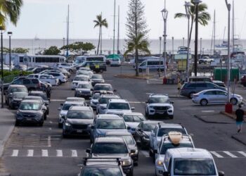 Tsunami llega a Hawai, residentes evacuados a un terreno superior