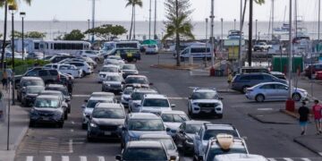 Tsunami llega a Hawai, residentes evacuados a un terreno superior