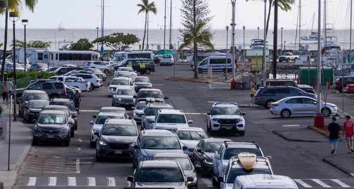 Tsunami llega a Hawai, residentes evacuados a un terreno superior