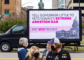 Un camión de cartelera móvil fuera del Capitolio de Idaho el 19 de marzo de 2022, en Boise durante una concentración contra el Proyecto de Ley 1309 del Senado, que prohibió el aborto después de alrededor de seis semanas.