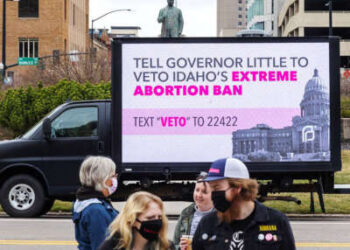 Un camión de cartelera móvil fuera del Capitolio de Idaho el 19 de marzo de 2022, en Boise durante una concentración contra el Proyecto de Ley 1309 del Senado, que prohibió el aborto después de alrededor de seis semanas.