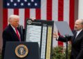 El presidente Donald Trump celebra una tabla junto al Secretario de Comercio Howard Lutnick mientras Trump ofrece comentarios sobre los aranceles en el Jardín de Rosas en la Casa Blanca en Washington, DC, el 2 de abril de 2025. (Reuters/Carlos Barria/Foto de archivo)