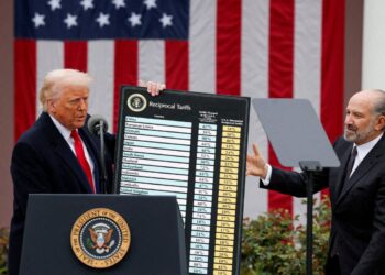 El presidente Donald Trump celebra una tabla junto al Secretario de Comercio Howard Lutnick mientras Trump ofrece comentarios sobre los aranceles en el Jardín de Rosas en la Casa Blanca en Washington, DC, el 2 de abril de 2025. (Reuters/Carlos Barria/Foto de archivo)