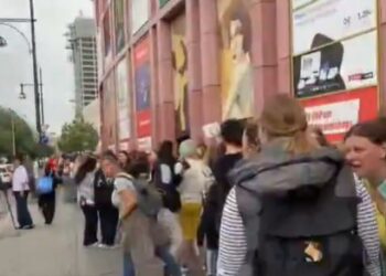 Una larga línea de personas esperando los juguetes Labubu en Berlín.