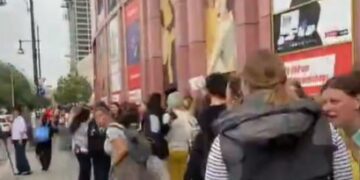 Una larga línea de personas esperando los juguetes Labubu en Berlín.