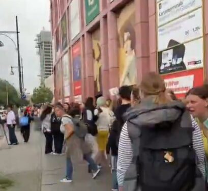Una larga línea de personas esperando los juguetes Labubu en Berlín.