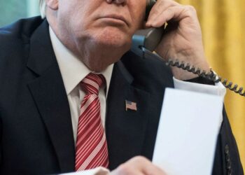 Primer plano de Donald Trump en la Oficina Oval.